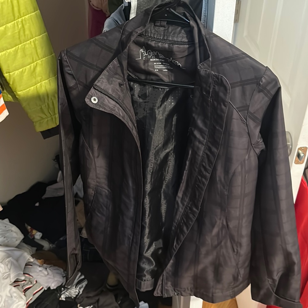Woman’s MEDIUM North End rain zip up